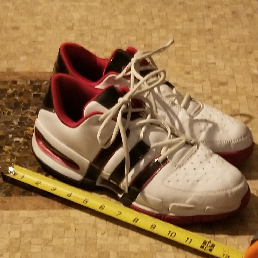 Mens gently used Adidas tennis shoes